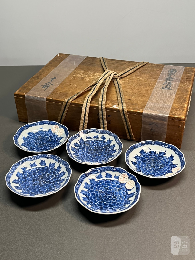清康熙  青花花卉纹盘（一组 5 只、带木盒） - 图2